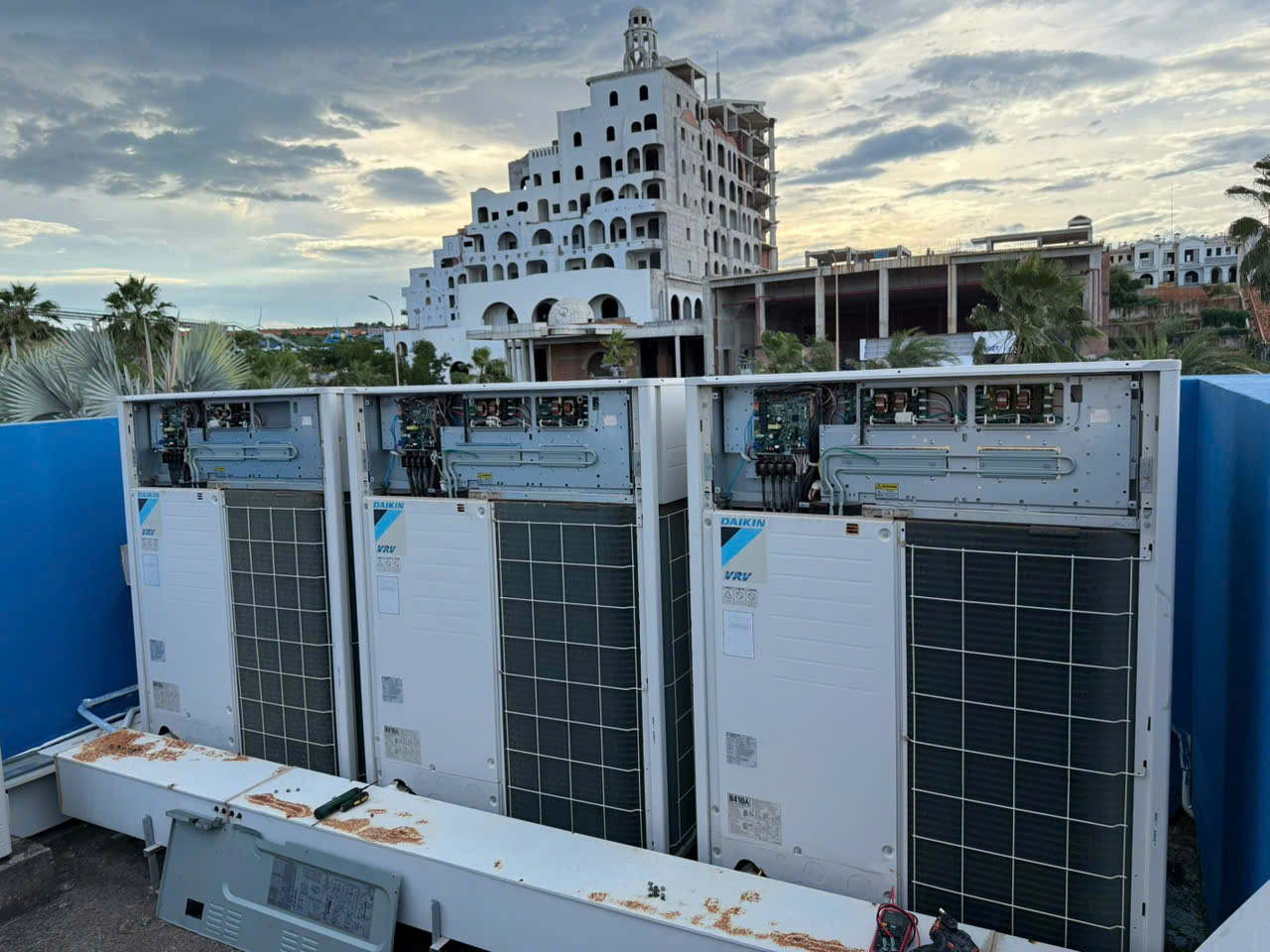 Dịch Vụ Sửa Máy Lạnh VRV Trung Tâm: Chuyên Gia Điện Lạnh Văn Được Tại Phan Thiết